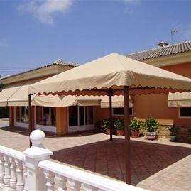 Toldos Peñalver carpa en exterior de casa